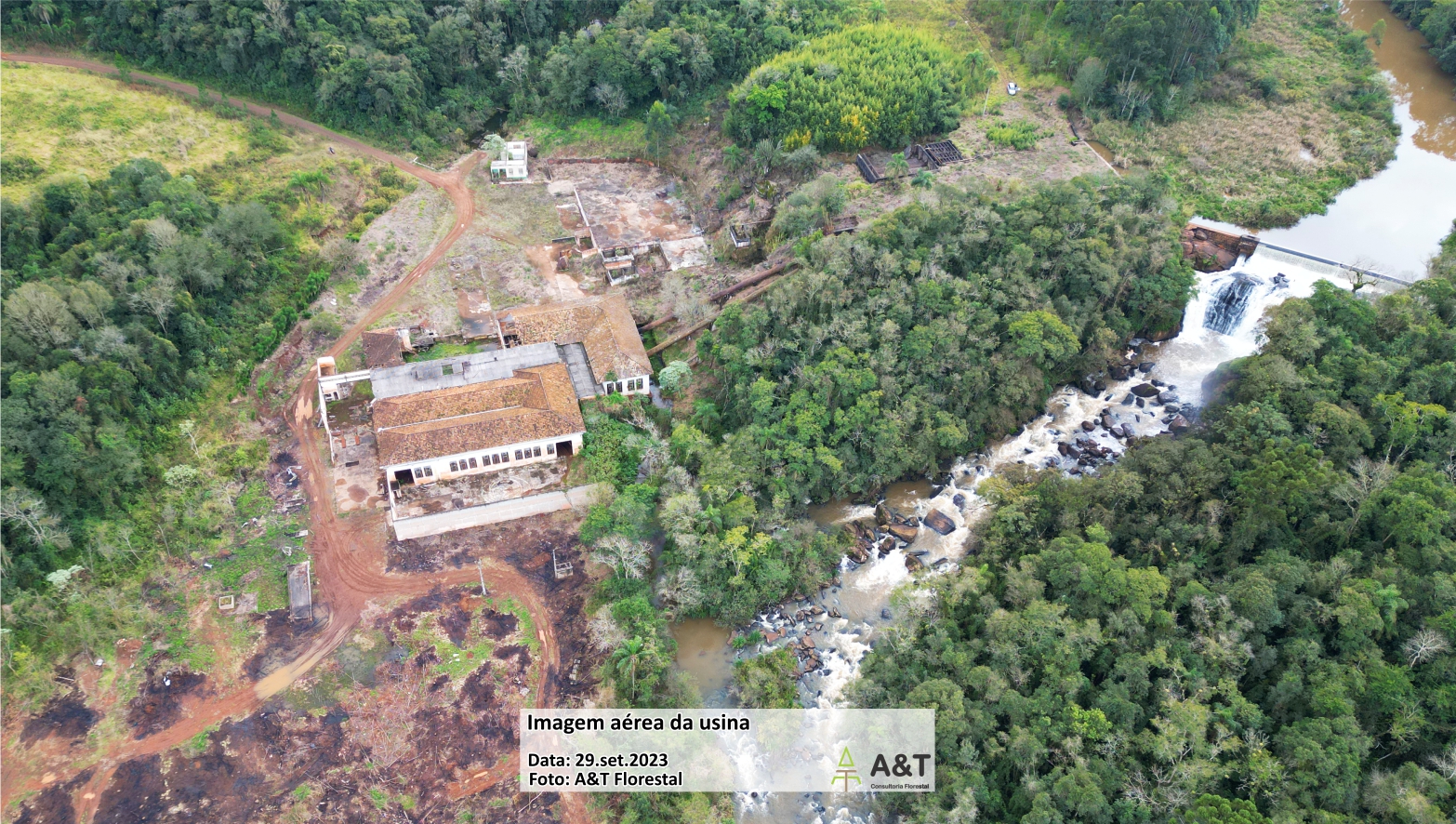 Foto aérea das estruturas da usina CGH Tamarana (Imagem de 29.set.2023 por A&T Florestal)